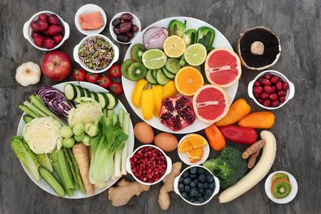 大型超级保健食品收集与新鲜水果,蔬菜,海鲜,草药和香料.